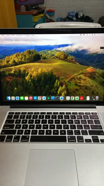 MacBook Pro 15 pulgadas en buen estado - miniatura 1