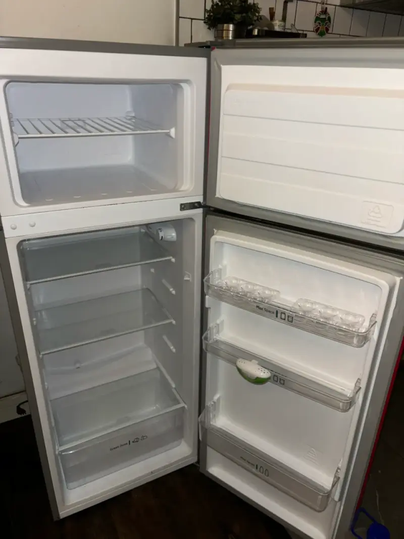 Refrigerador Midea rojo de dos puertas - 2