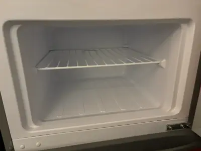 Refrigerador Midea rojo de dos puertas - miniatura 3