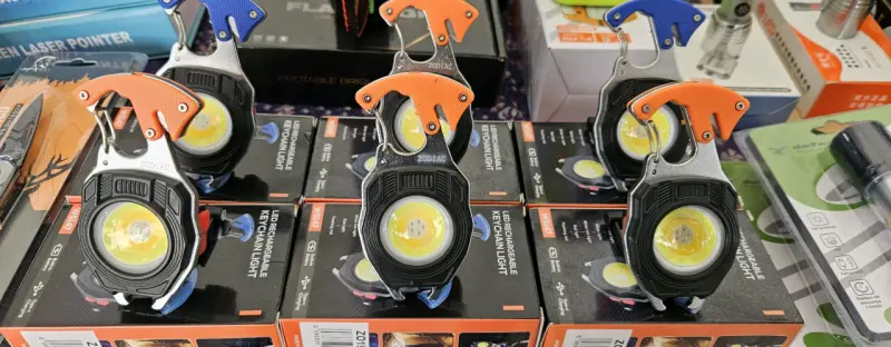 Linterna LED recargable con mosquetón