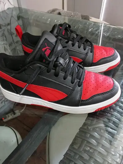 Zapatillas deportivas negras y rojas Puma - miniatura 1