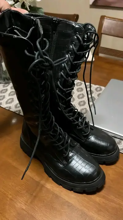 Botas negras de cuero estilo militar - miniatura 1