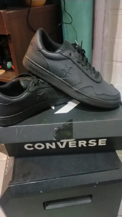 Zapatillas negras Converse de cuero - miniatura 1