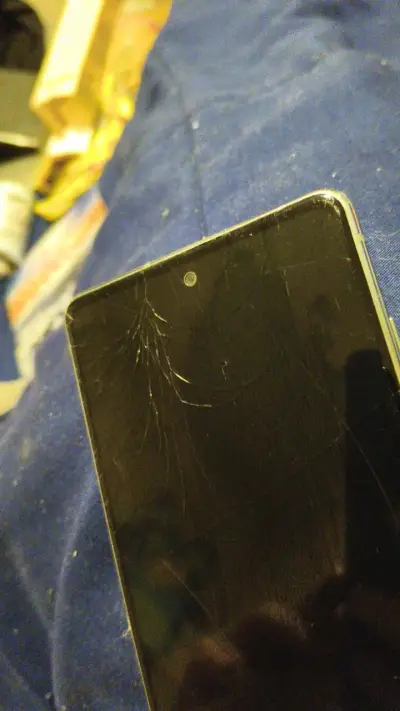 Smartphone Samsung  galaxia S20 quebrado - miniatura 2