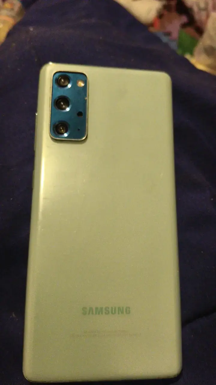Smartphone Samsung  galaxia S20 quebrado - 3