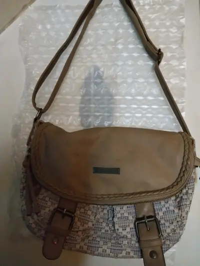 Bolso cruzado beige con diseño trenzado - miniatura 1