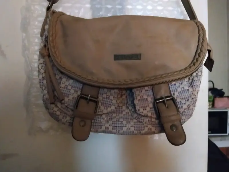 Bolso cruzado beige con diseño trenzado - 2