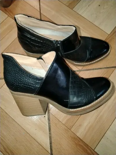 Botines de cuero negro con tacón alto - miniatura 1