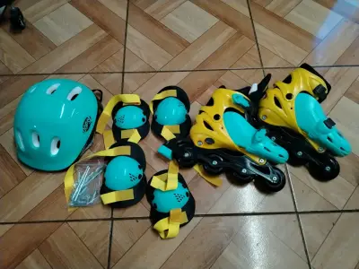 Patines en línea ajustables con casco y protecciones - miniatura 2