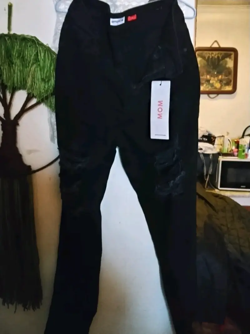 Jeans negros de mujer con estilo desgastado - 1