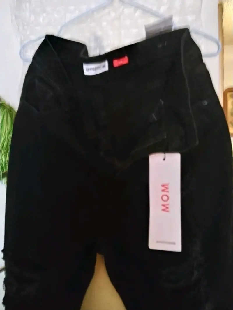 Jeans negros de mujer con estilo desgastado - 3