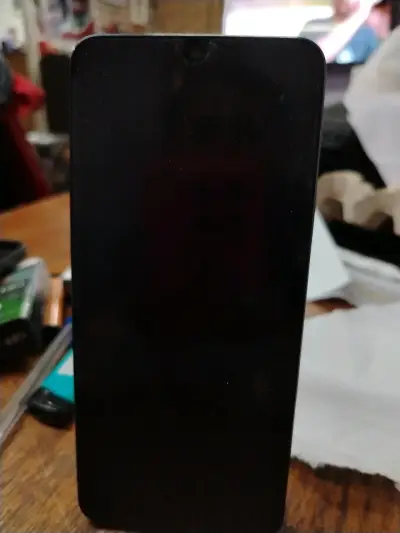 Smartphone Redmi con funda Prada brillante - miniatura 2