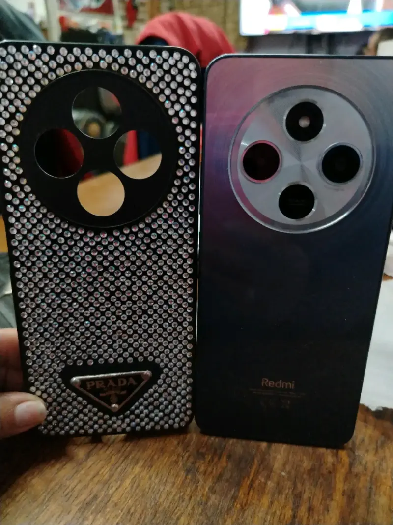 Smartphone Redmi con funda Prada brillante - 4
