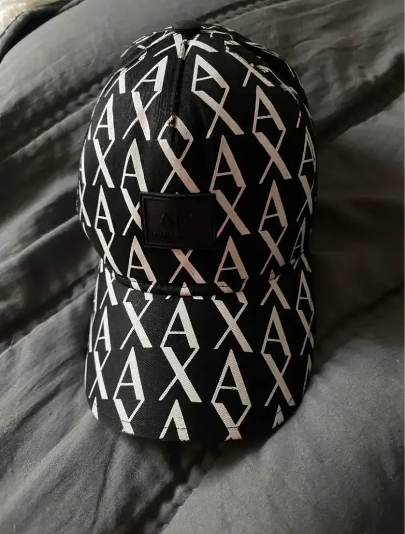Gorra negra con diseño gráfico moderno - 1