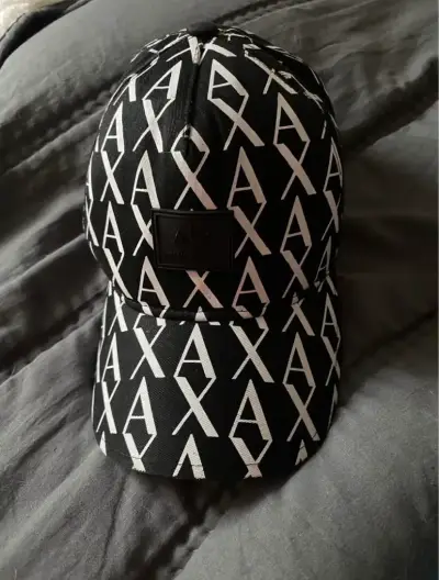 Gorra negra con diseño gráfico moderno - miniatura 1