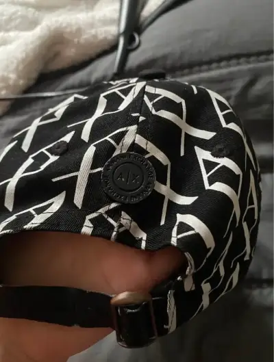 Gorra negra con diseño gráfico moderno - miniatura 3