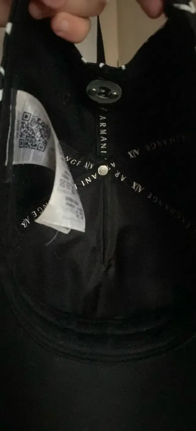 Gorra negra con diseño gráfico moderno - 4