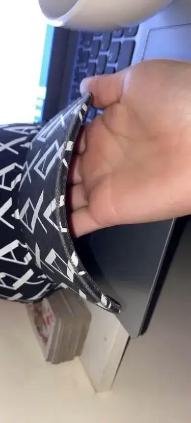 Gorra negra con diseño gráfico moderno - miniatura 5