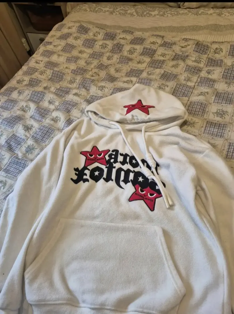 Polerón blanco con capucha y diseño gráfico - 2