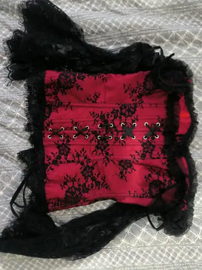 Corset rojo con encaje negro elegante - miniatura 1