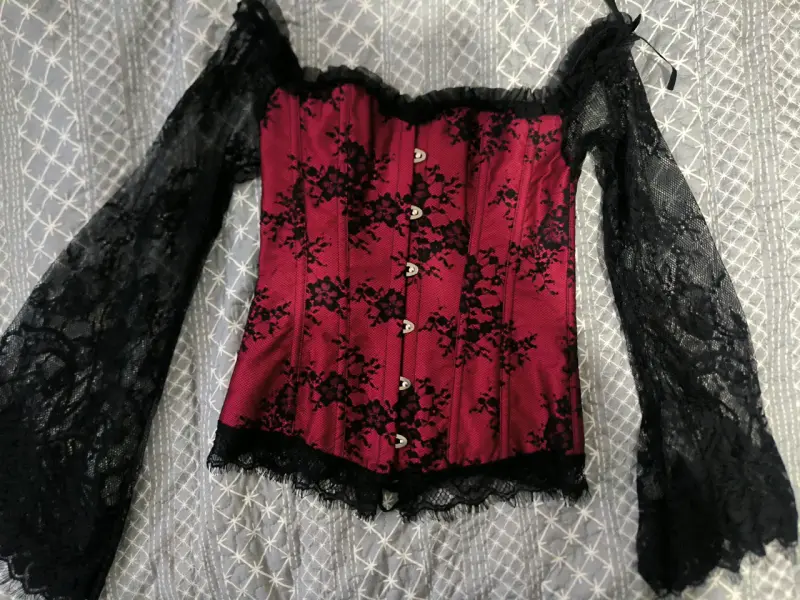 Corset rojo con encaje negro elegante - 2