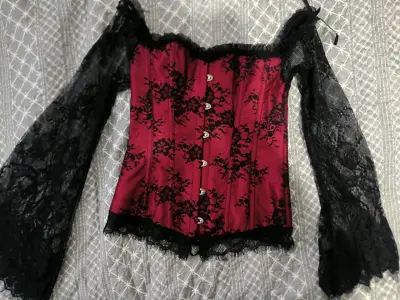 Corset rojo con encaje negro elegante - miniatura 2
