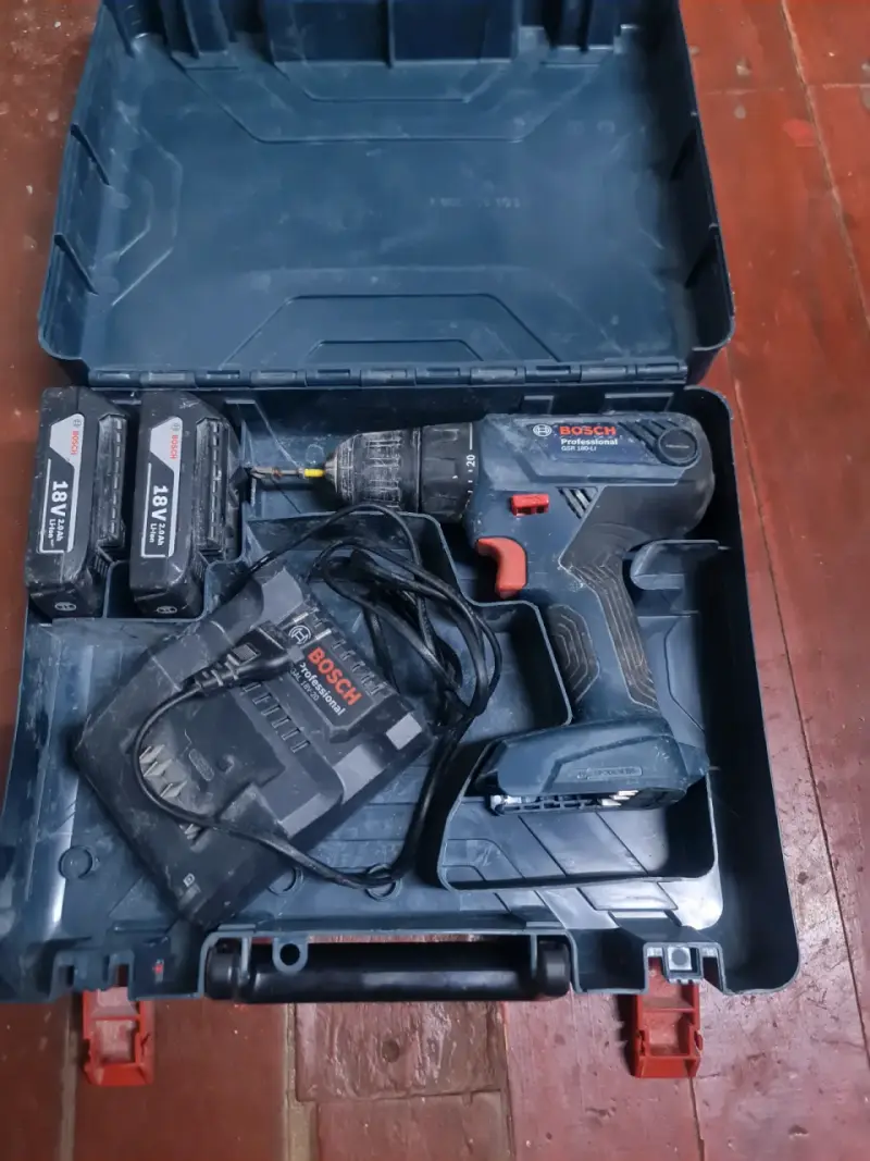 Taladro Inalámbrico Bosch con Baterías y Cargador - 2