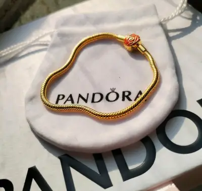 Pulsera Pandora dorada con charm de rosa talla 18 - miniatura 3