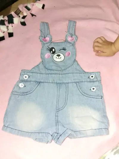 Enterito de mezclilla para bebé con diseño de oso - miniatura 1