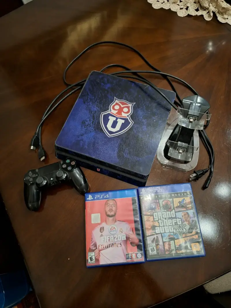 Consola PS4 con diseño U de Chile y juegos incluidos - 1