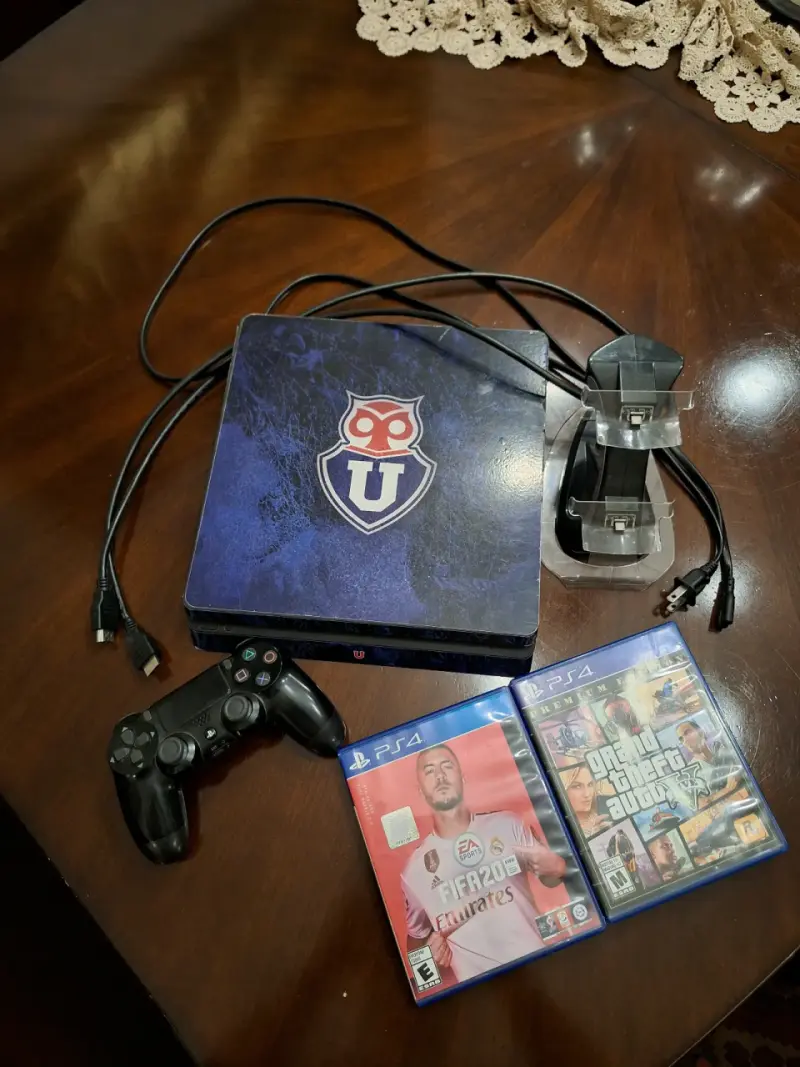Consola PS4 con diseño U de Chile y juegos incluidos - 2