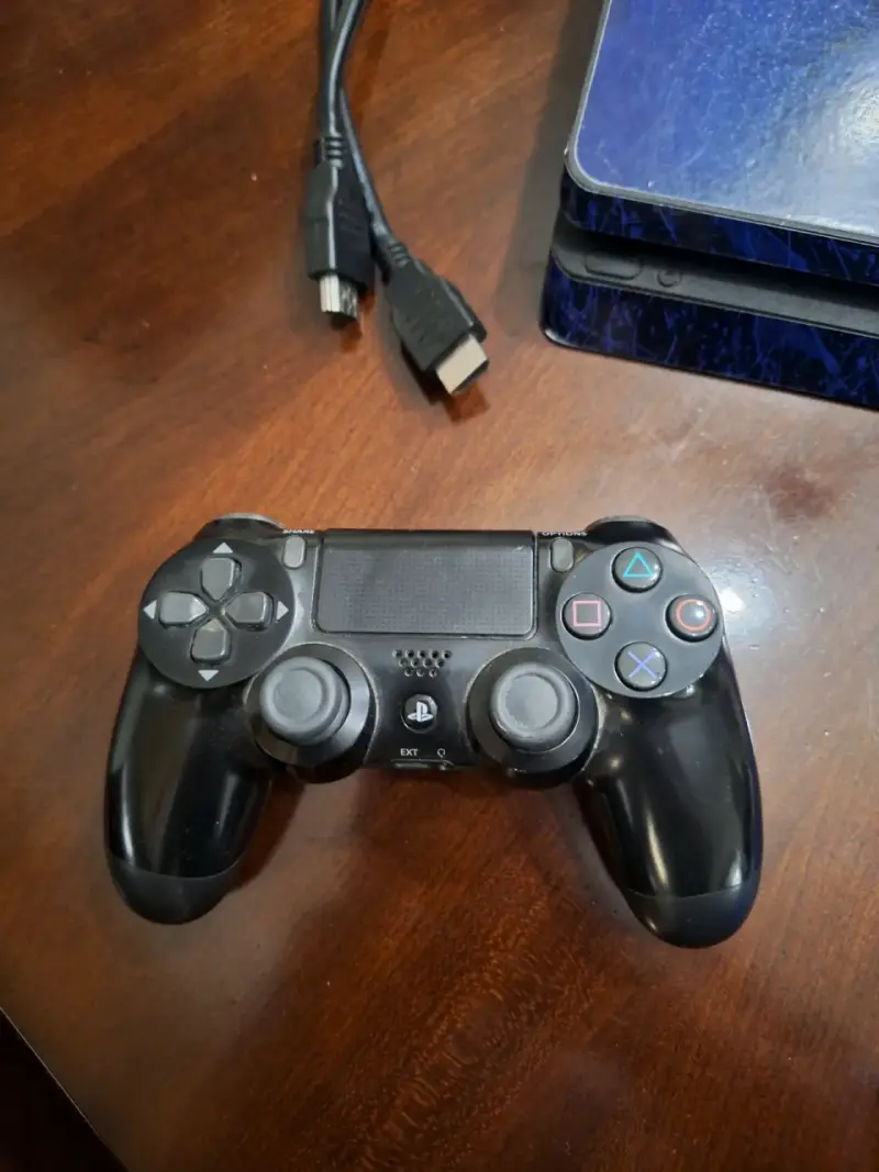 Consola PS4 con diseño U de Chile y juegos incluidos - 3
