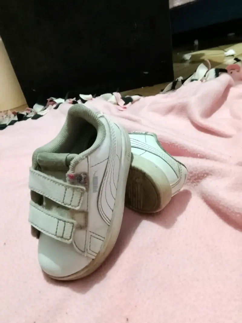Zapatillas blancas para niño Puma con velcro - 2