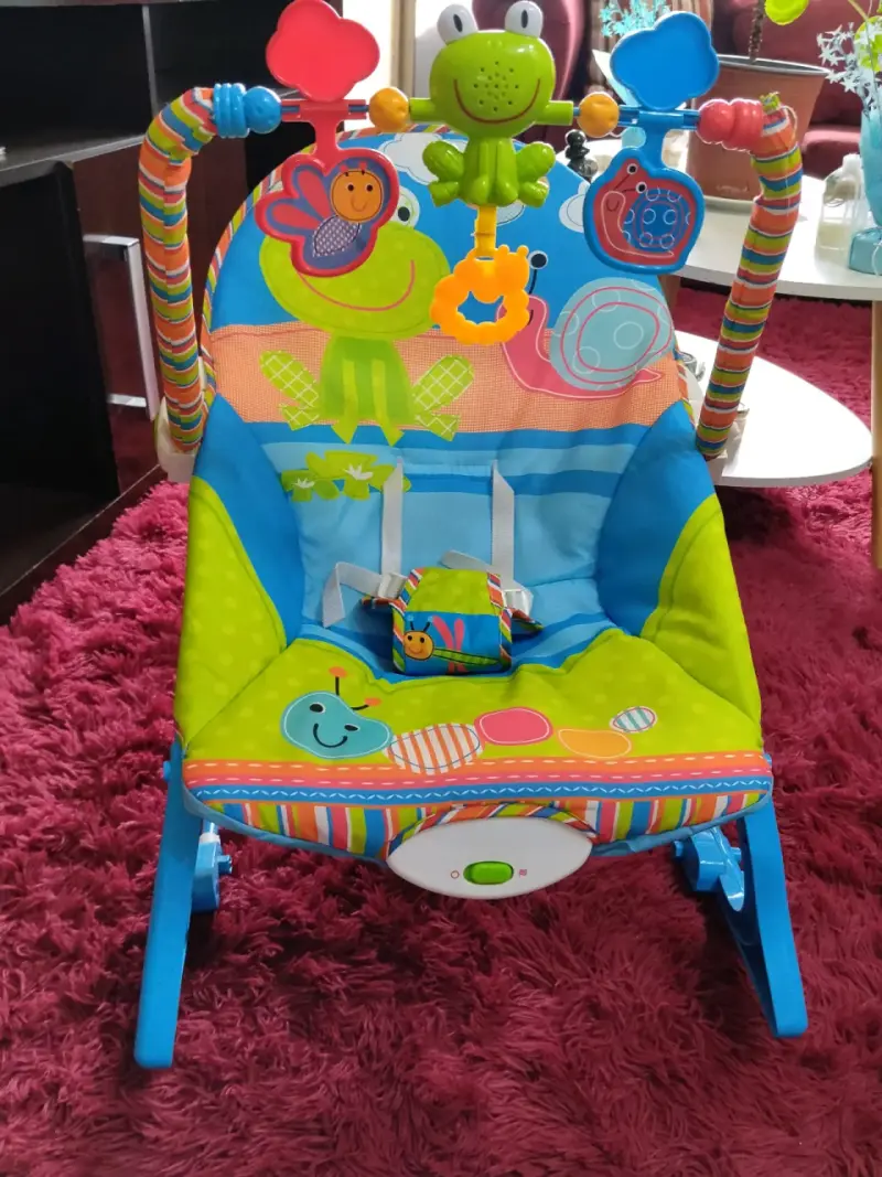 Silla Mecedora para Bebé con Juguetes Colgantes - 1
