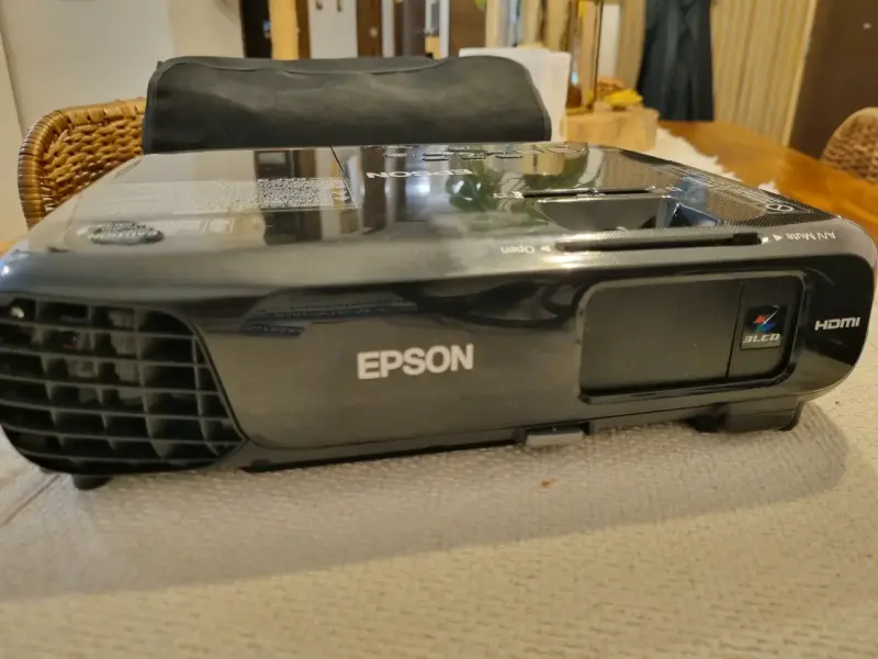 Proyector Epson con HDMI y 3LCD - 1