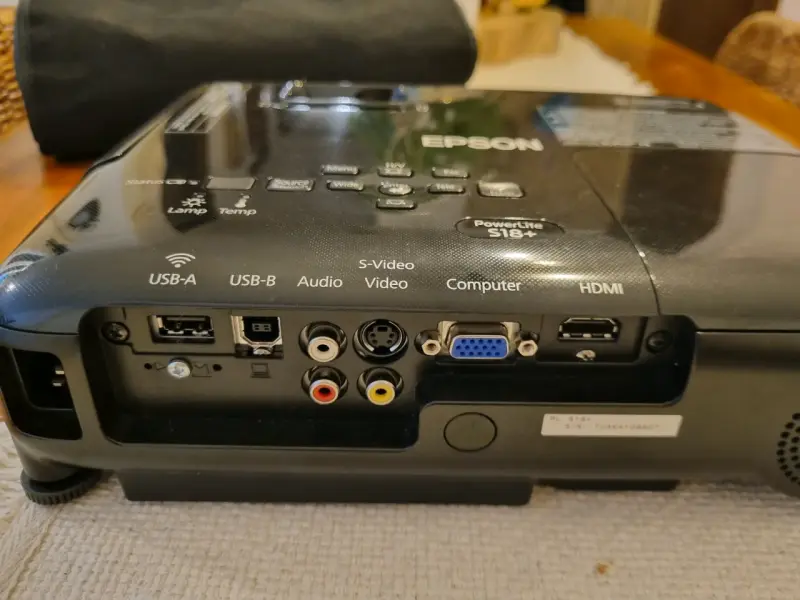Proyector Epson con HDMI y 3LCD - 4