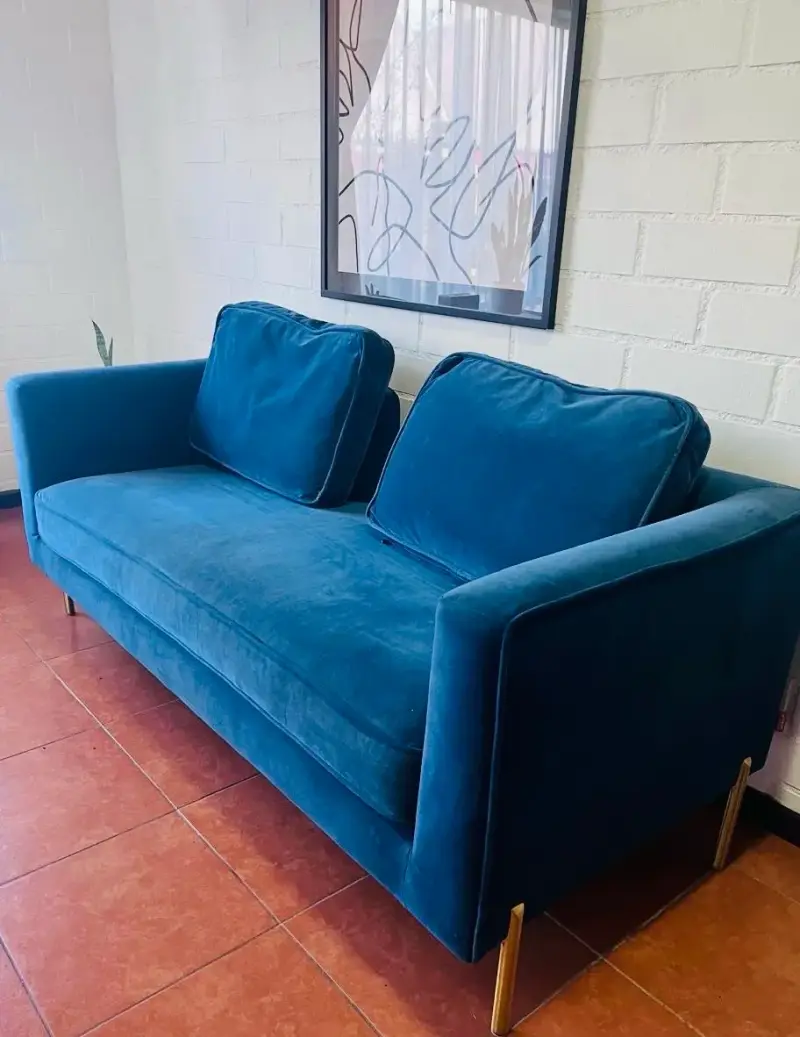 Sofá rosen de terciopelo azul con patas doradas - 1