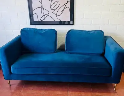 Sofá rosen de terciopelo azul con patas doradas - miniatura 2