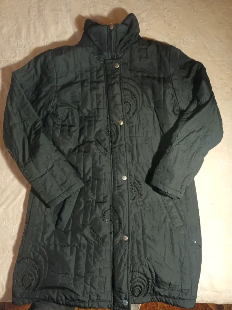 Abrigo negro con bordado y lentejuelas para mujer - 1