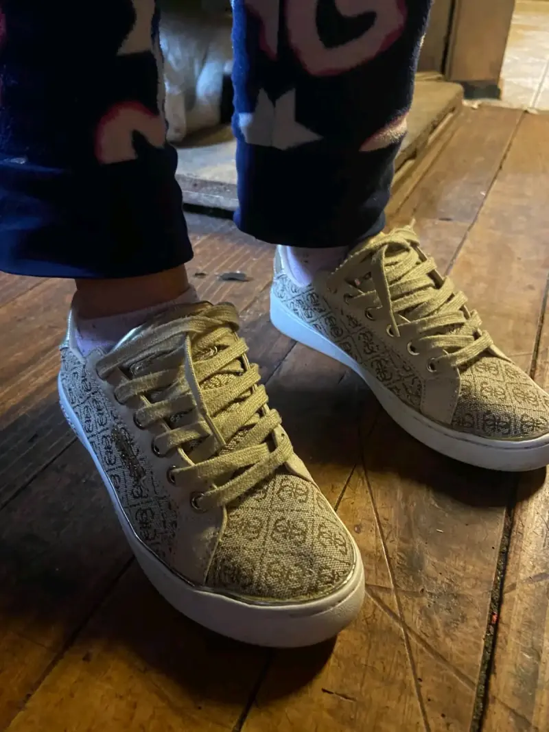 Zapatillas Guess beige con diseño estampado - 1