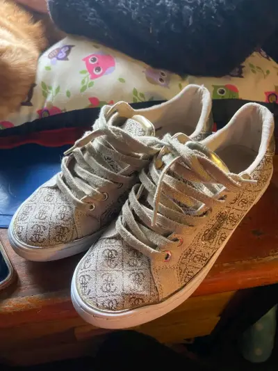 Zapatillas Guess beige con diseño estampado - miniatura 2
