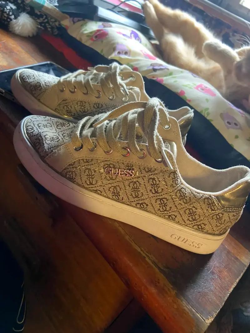 Zapatillas Guess beige con diseño estampado - 5