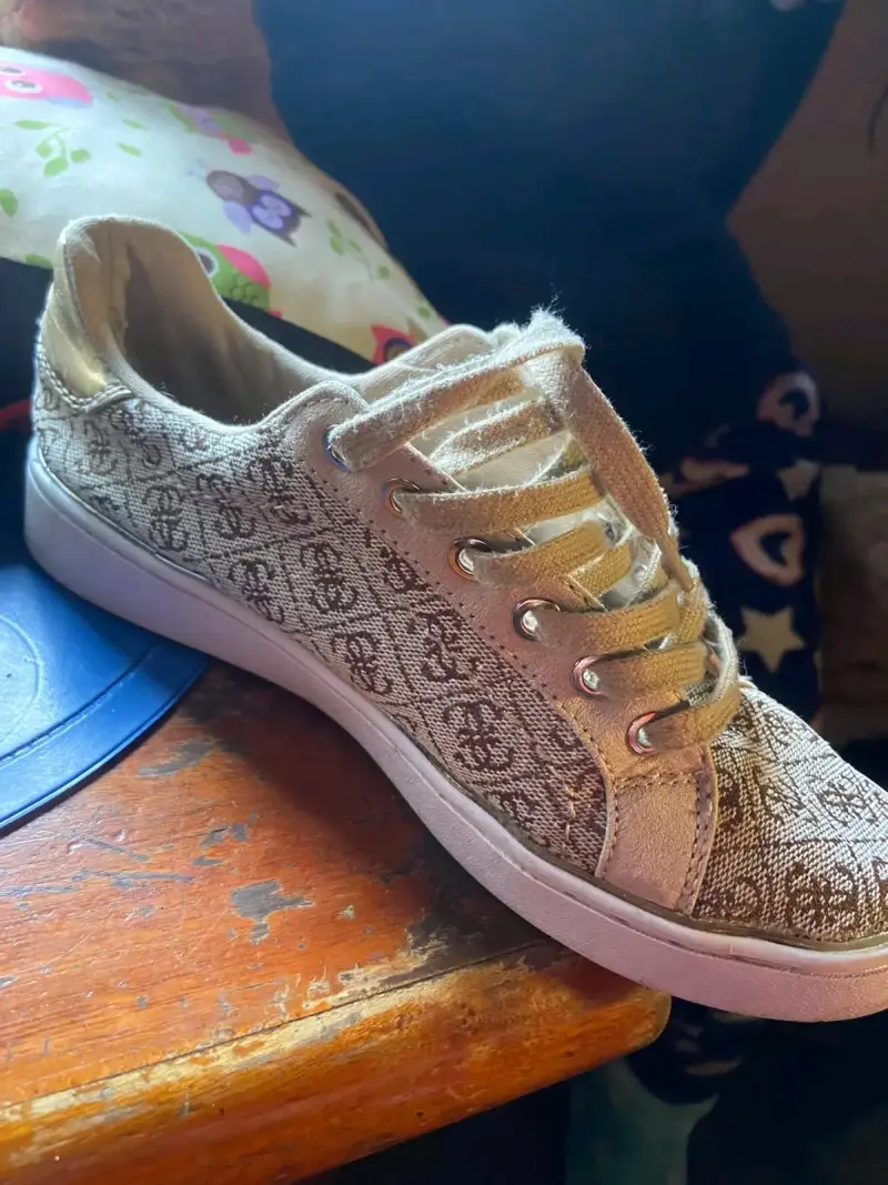 Zapatillas Guess beige con diseño estampado - 6