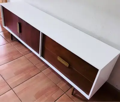 Mueble de TV moderno blanco y madera - miniatura 1