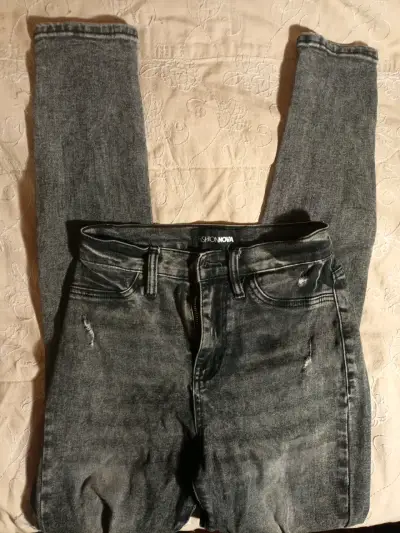 Jeans desgastados grises Fashion Nova - miniatura 1