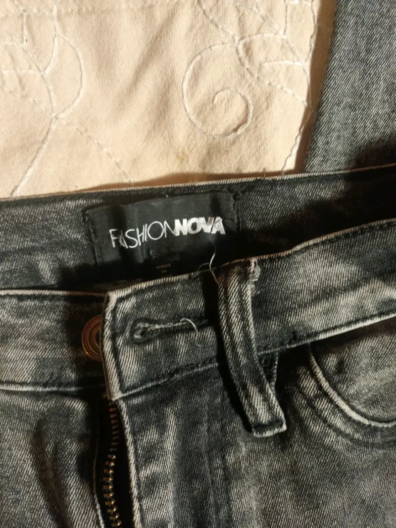 Jeans desgastados grises Fashion Nova - 4