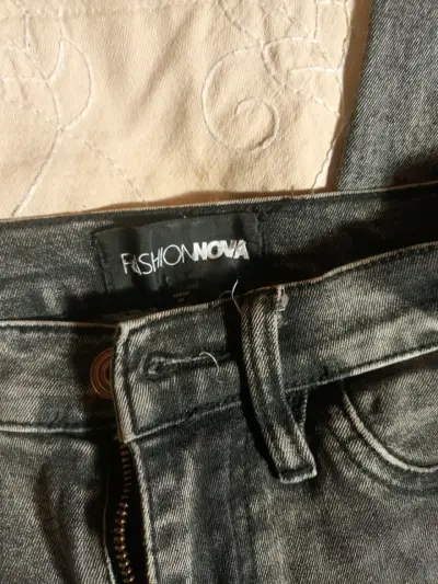 Jeans desgastados grises Fashion Nova - miniatura 4