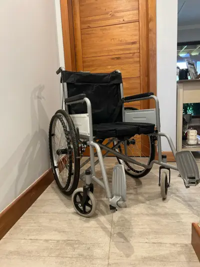 Silla de ruedas plegable de aluminio - miniatura 1