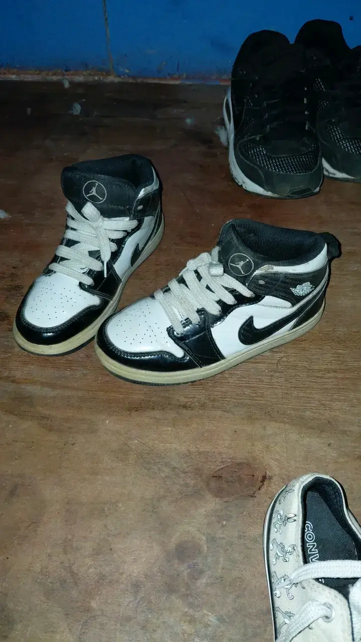 Zapatillas deportivas infantiles blancas y negras