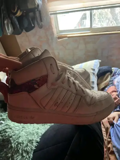 Zapatillas altas blancas Adidas con diseño floral - miniatura 1